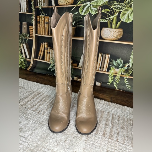 Extra Wide Calf Women’s Cowboy Boots - Picture 2 of 6